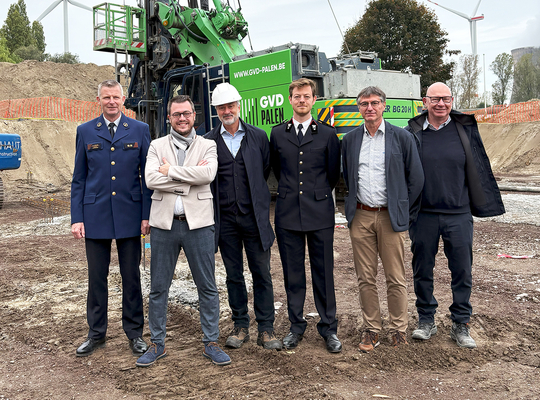 Gedeputeerde Coppens op de site van het nieuwe trainingscomplex