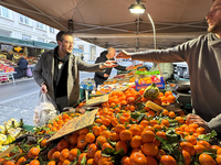 David Coppens aan het fruitkraam op de zaterdagmarkt