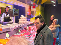 David Coppens bij de slager op de zaterdagmarkt
