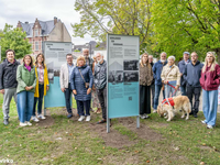 Onthulling nieuwe erfgoedborden aan Begijnhof Onthulling nieuwe erfgoedborden aan Begijnhof