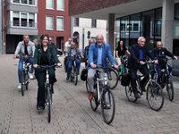 Inrijden fietsroutekaart met burgemeester Lotte Peeters, gedeputeerde Kurt Moens, schepen Jan Rosschaert