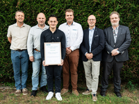 Kevin Rouzeré (technisch adviseur Richtpunt Eeklo), Tony Matthys (Arcelor-Mittal) , laureaat Nathan Temmerman, Louis Remmerie (Agiva International), Wim Van Cauwenberghe (voorzitter BEMAS), Jan Van Dessel (directeur Richtpunt Eeklo)