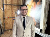 Gedeputeerde Coppens bij de restauratie van een schilderij Gedeputeerde Coppens bij de restauratie van een schilderij