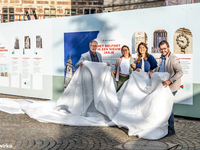 Gedeputeerde Coppens met schepenen Blommaert, De Meerleer en Smeyers Vernieuwde raadszaal in belfort van Aalst